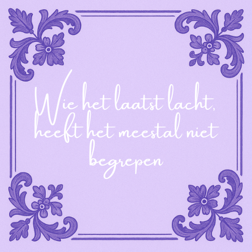 Delft blauw tegeltje met spreuk "Wie het laatst lacht, heeft het meestal niet begrepen