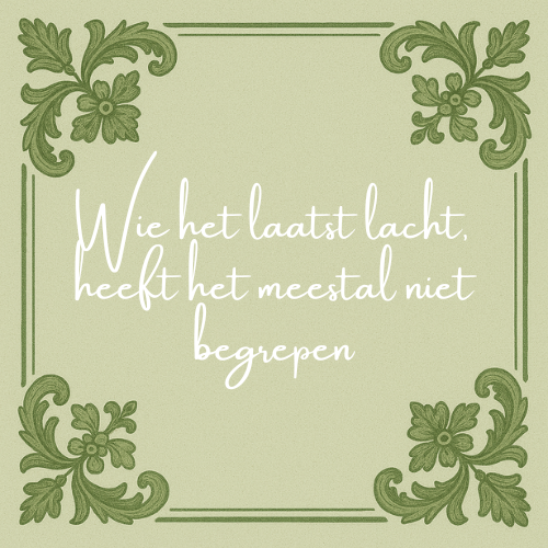 Delft blauw tegeltje met spreuk "Wie het laatst lacht, heeft het meestal niet begrepen