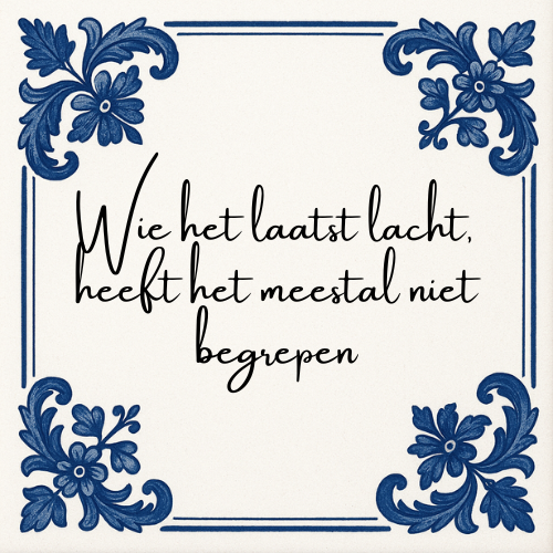 Delft blauw tegeltje met spreuk "Wie het laatst lacht, heeft het meestal niet begrepen