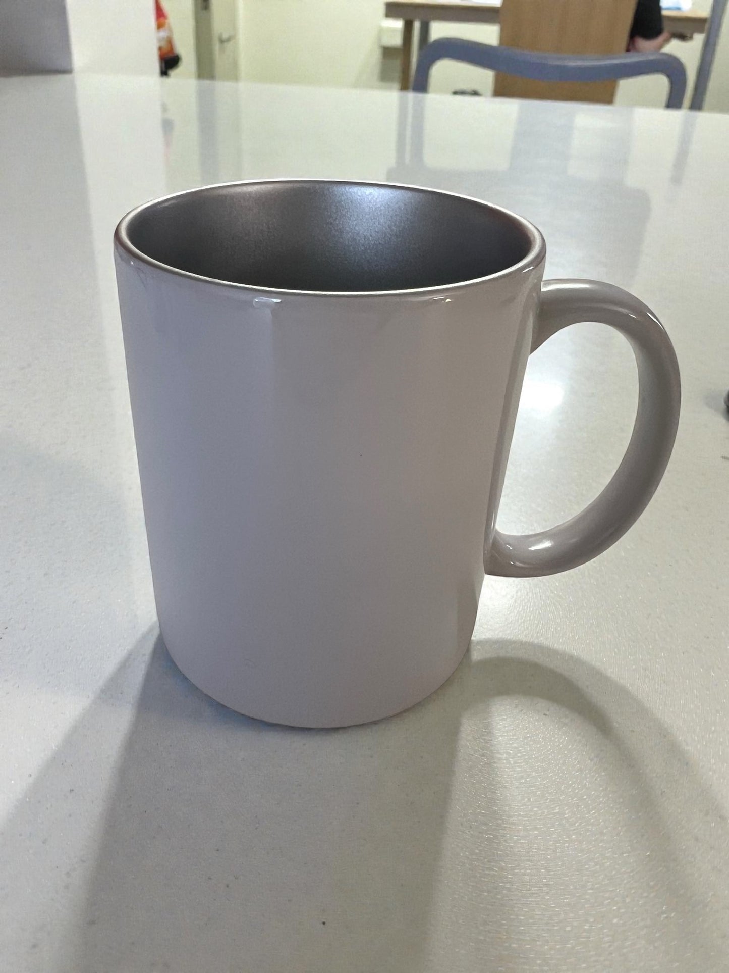 Witte mok met een gekleurde binnenkant