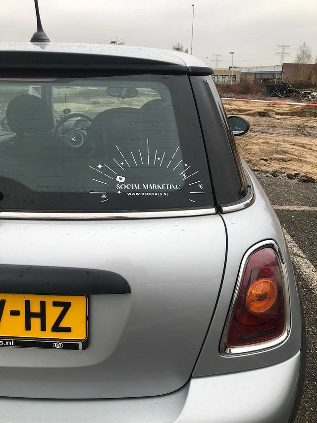 Logotipo de la etiqueta engomada del coche