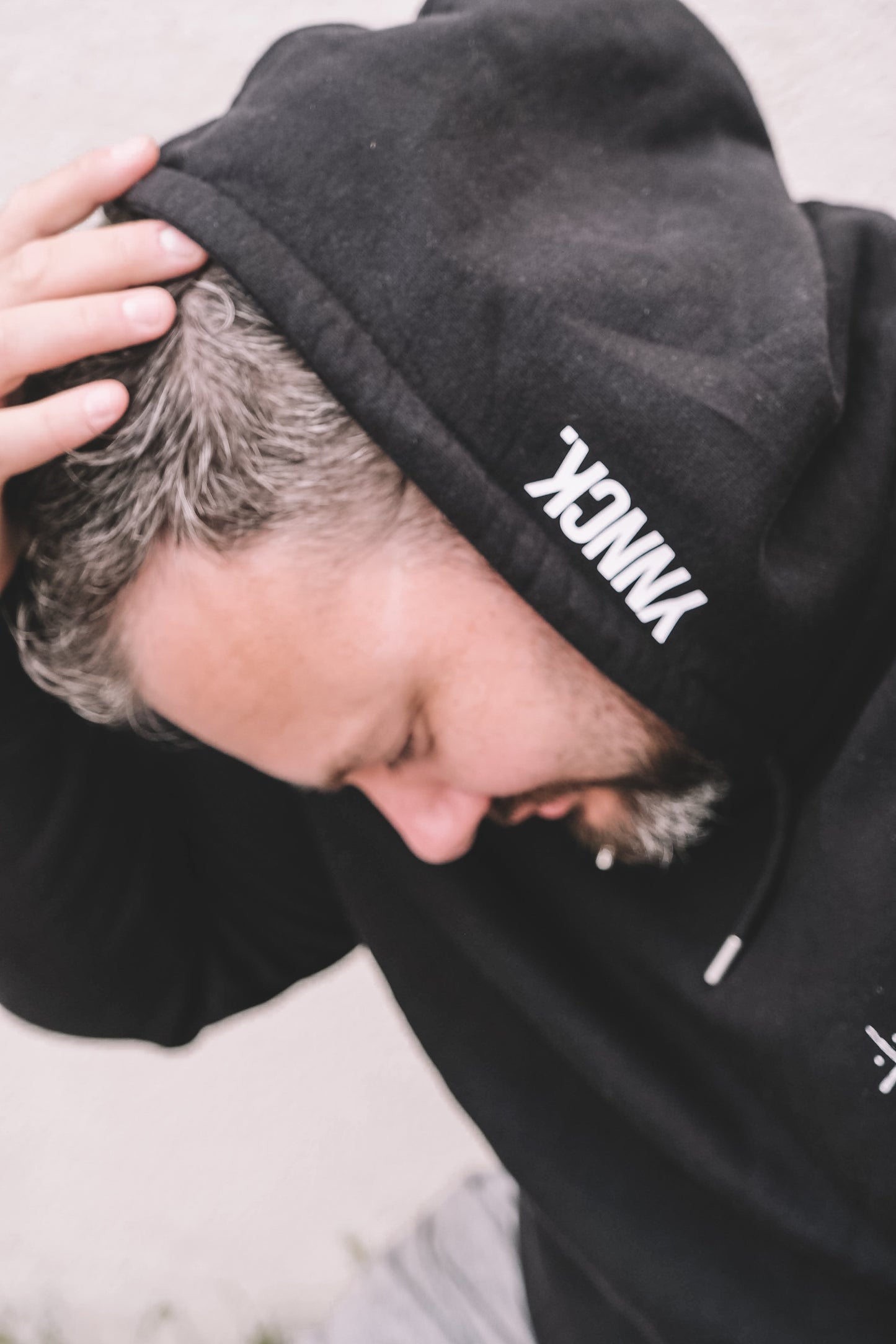 Logotipo termoadhesivo de 8 cm de ancho.