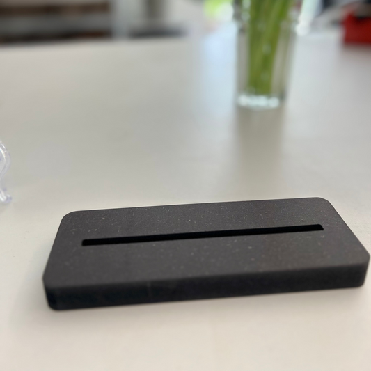 Zwart verzwaard standaard voor een tegeltje