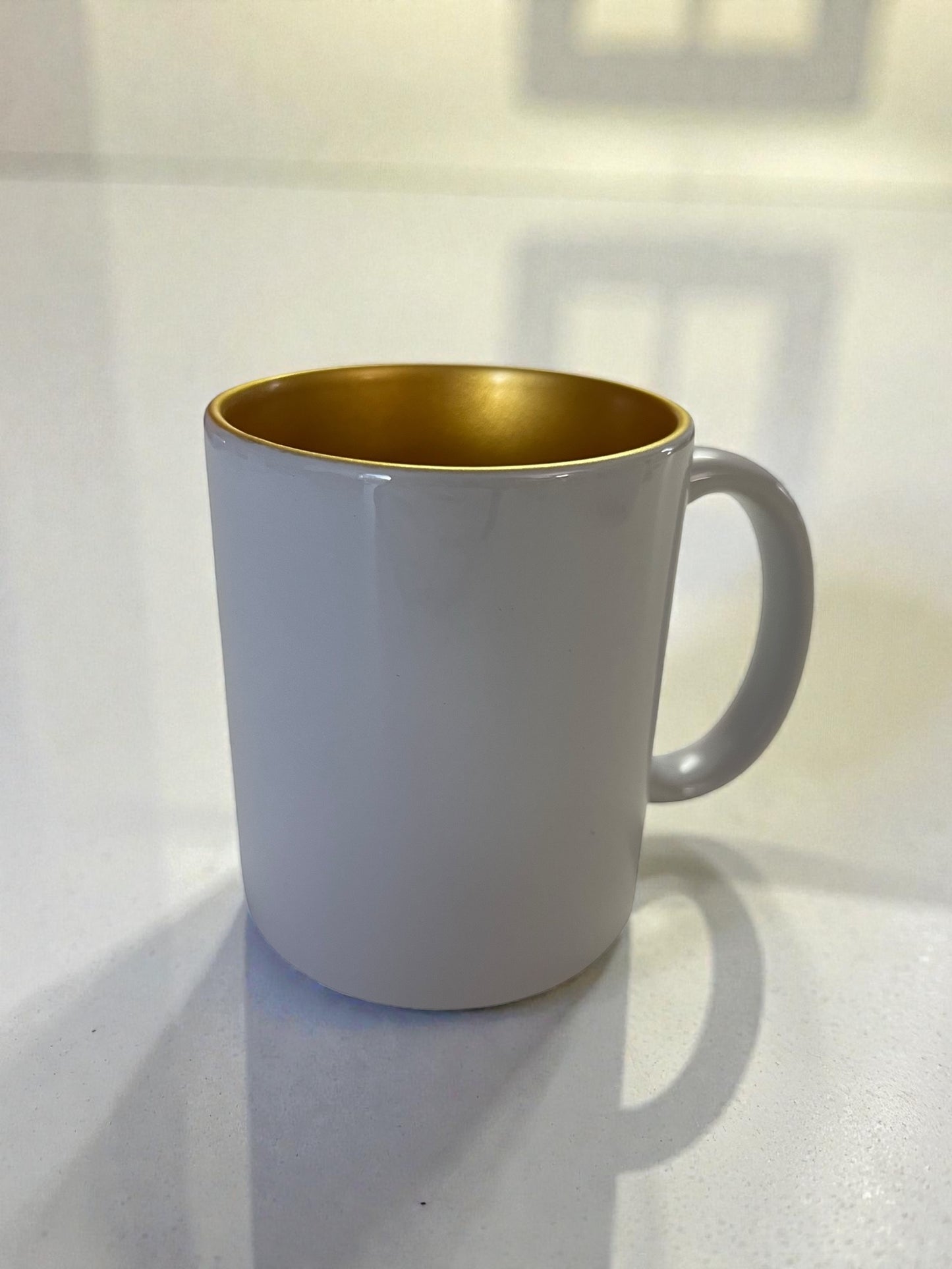 Witte mok met een gekleurde binnenkant